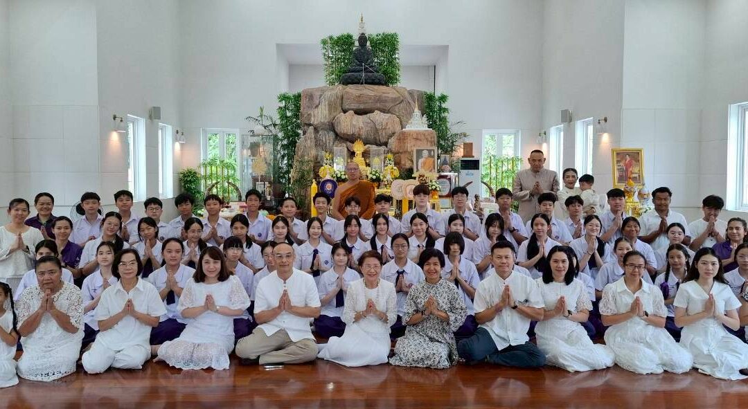 Grade 9 and Grade 8 students participated in the Kathin Ceremony at Wat Pa Arayawangsaram